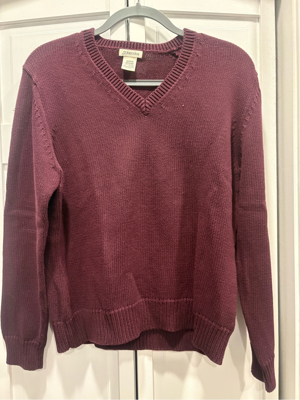 Women’s V-Neck Sweater in Burgundy